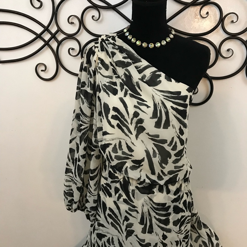NWT sz 2x one shoulder gown.